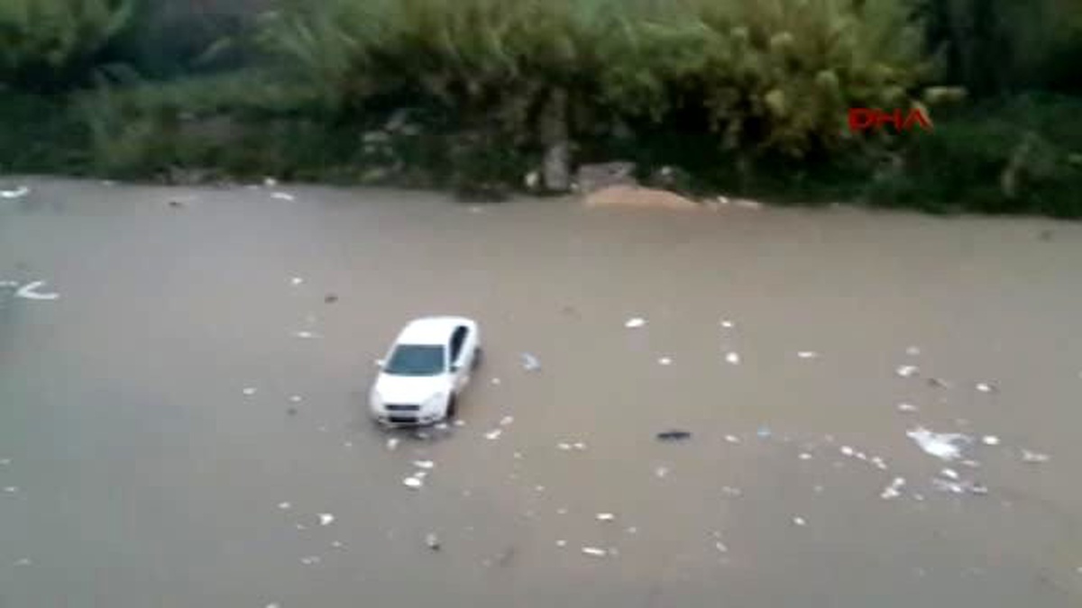 Antalya\'yı Şiddetli Yağış Felç Etti