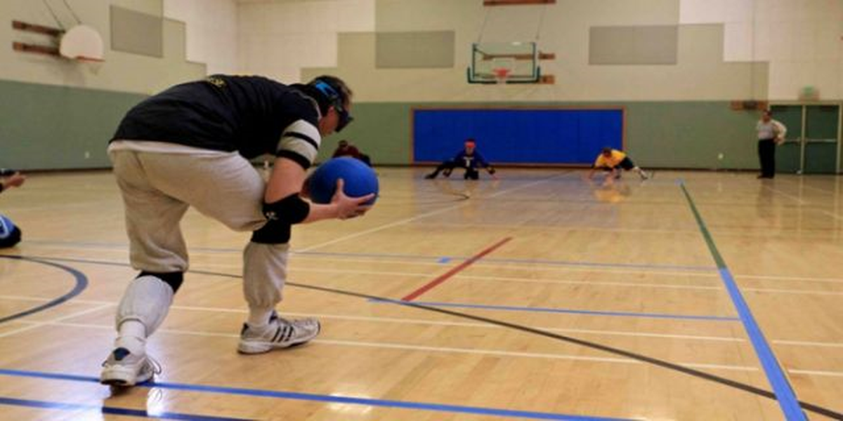 Araştırıp Bulduğu 3 Engelliye "Goalball" Eğitimi Veriyor