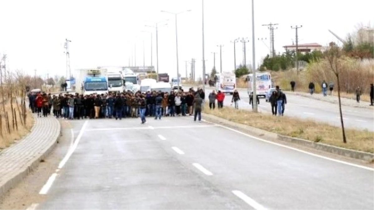 Arkadaşlarını Kazada Kaybeden Üniversiteliler Yol Kapattı