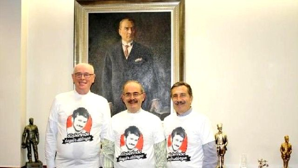 Başkanlar, Ali İsmail Korkmaz Tişörtü Giydi
