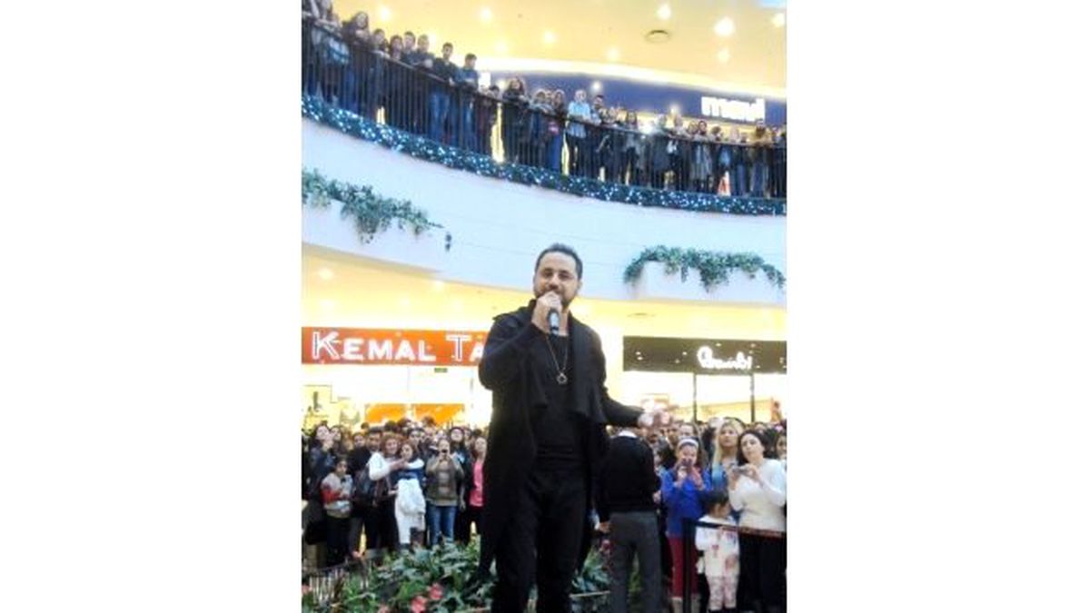 Bora Duran Şarkılarını Optimum\'da Hayranlarıyla Seslendirdi