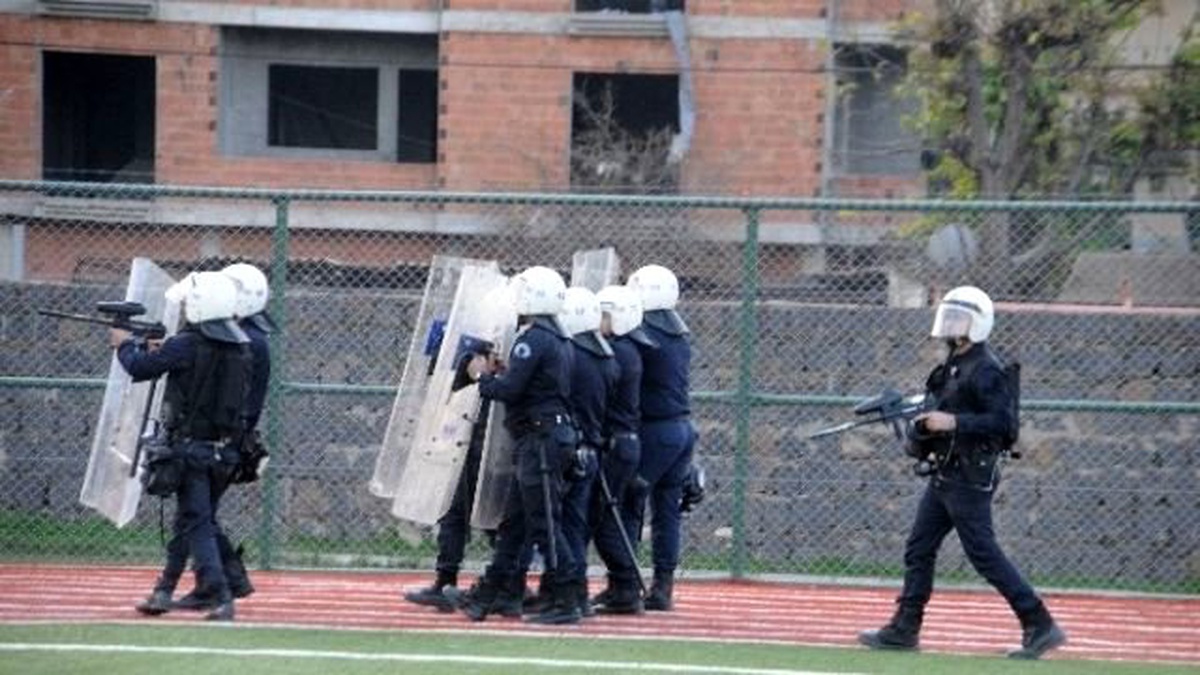 Cizrespor Taraftarları Sahaya Patlayıcı Attı