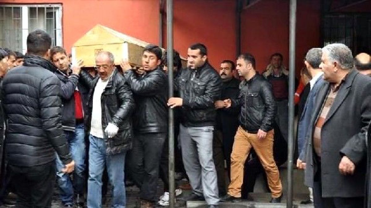 Erciş\'te 3 Aylık Evli Kadın Bıçaklanarak Öldürüldü