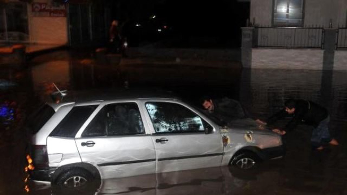 Gaziantep\'te Sağanak Yağış Yolları Göle Çevirdi