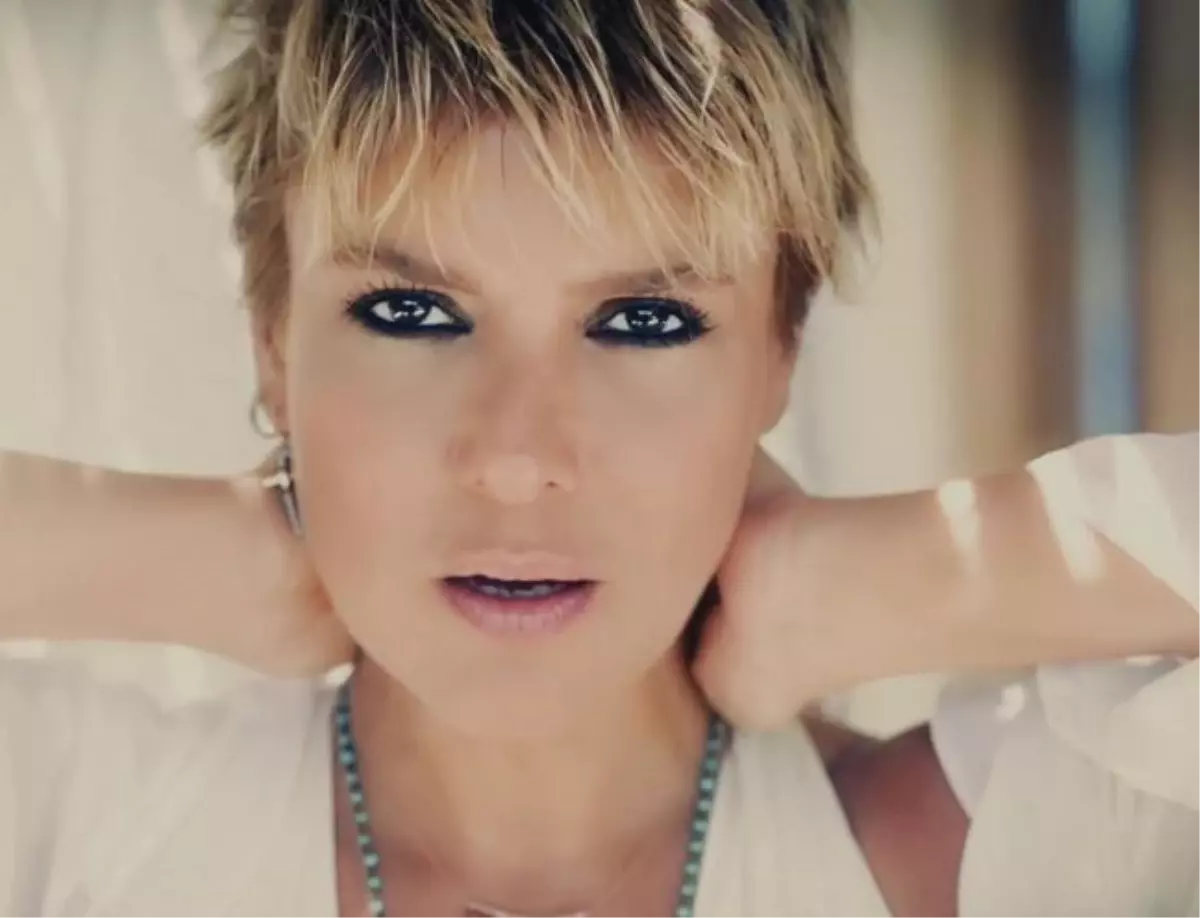 Gülben Ergen, Huzurevinde Yaşayan Annesiyle Hasret Giderdi