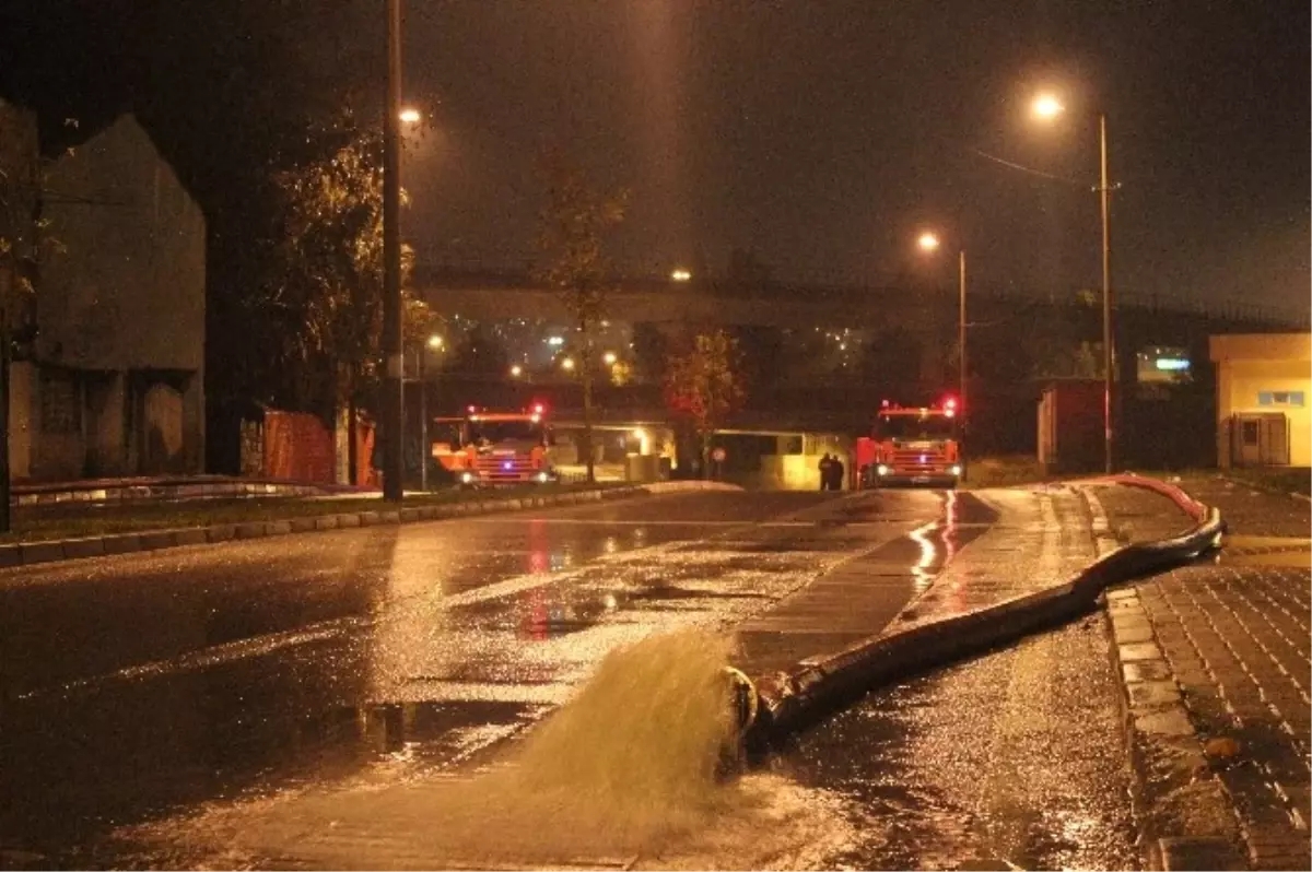 İzmir\'de Sağanak Yağış Hayatı Olumsuz Etkiledi