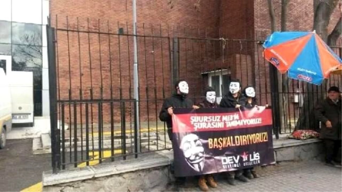Kendilerini Zincirleyen Maskeli Eylemciler Gözaltına Alındı