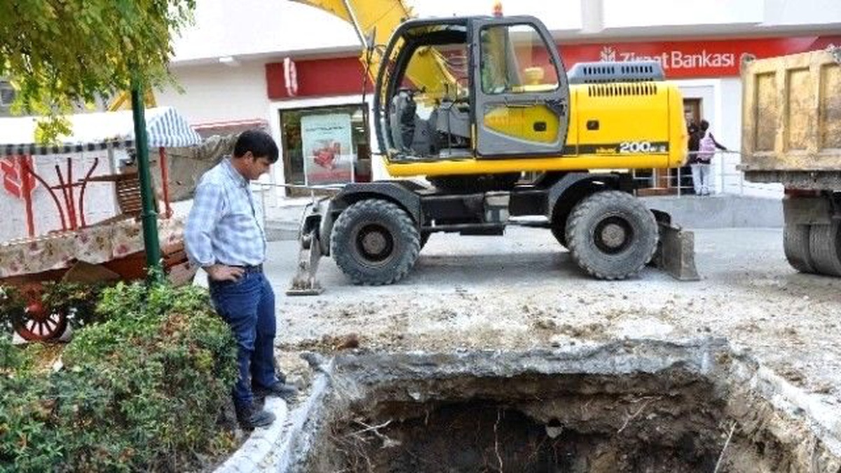 Kuşadası\'nda Yer Altı Koyneyniri Montajı Sürüyor