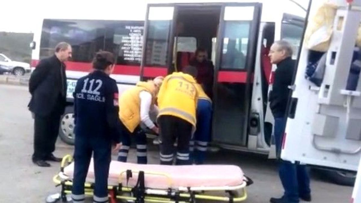 Minübüste Fenalaşan Kadına Yolcular Müdahale Etti