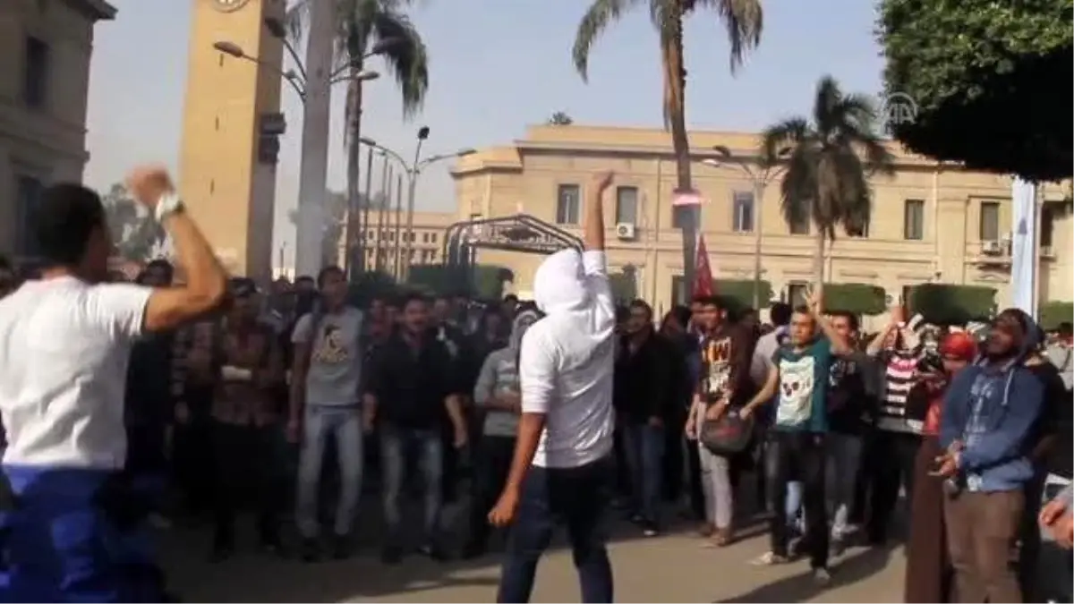 Mısır\'da "Darbe Karşıtı" Öğrenci Gösterisi