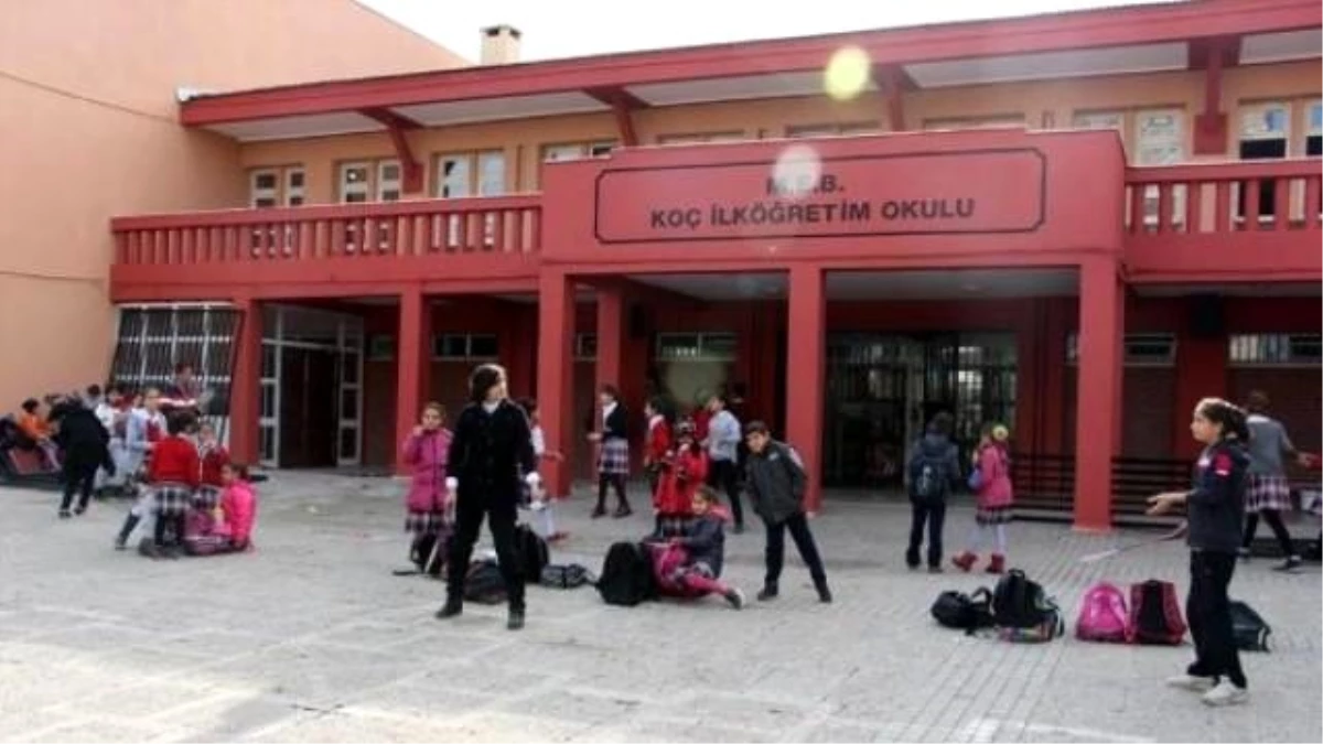 Silopi\'de Göstericilerin İki Kez Yaktığı Okulda Eğitim Yeniden Başladı