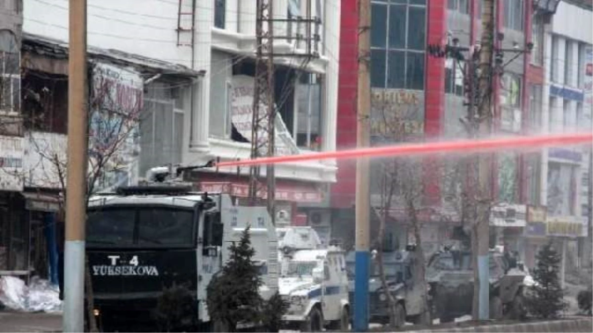 Yüksekova\'da Polise Taşlı Saldırı