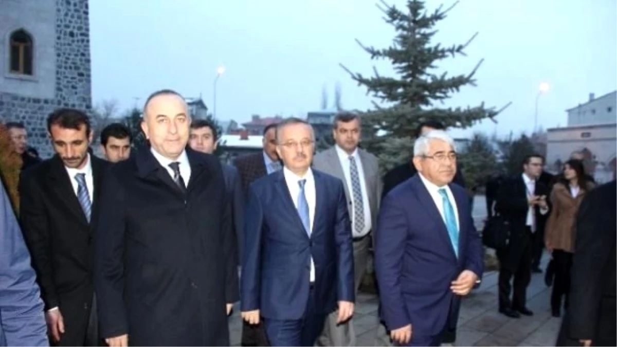 Bakan Çavuşoğlu, Kars\'ta Seyyid Ebu\'l Hasan Harakani\'nin Türbesini Ziyaret Etti