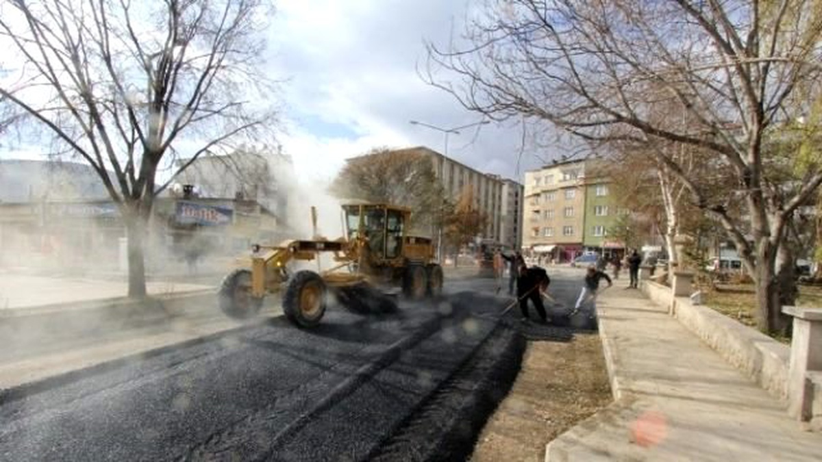 Bayburt\'ta Şehrin Birçok Noktasında Asfalt Çalışması Sürdürülüyor