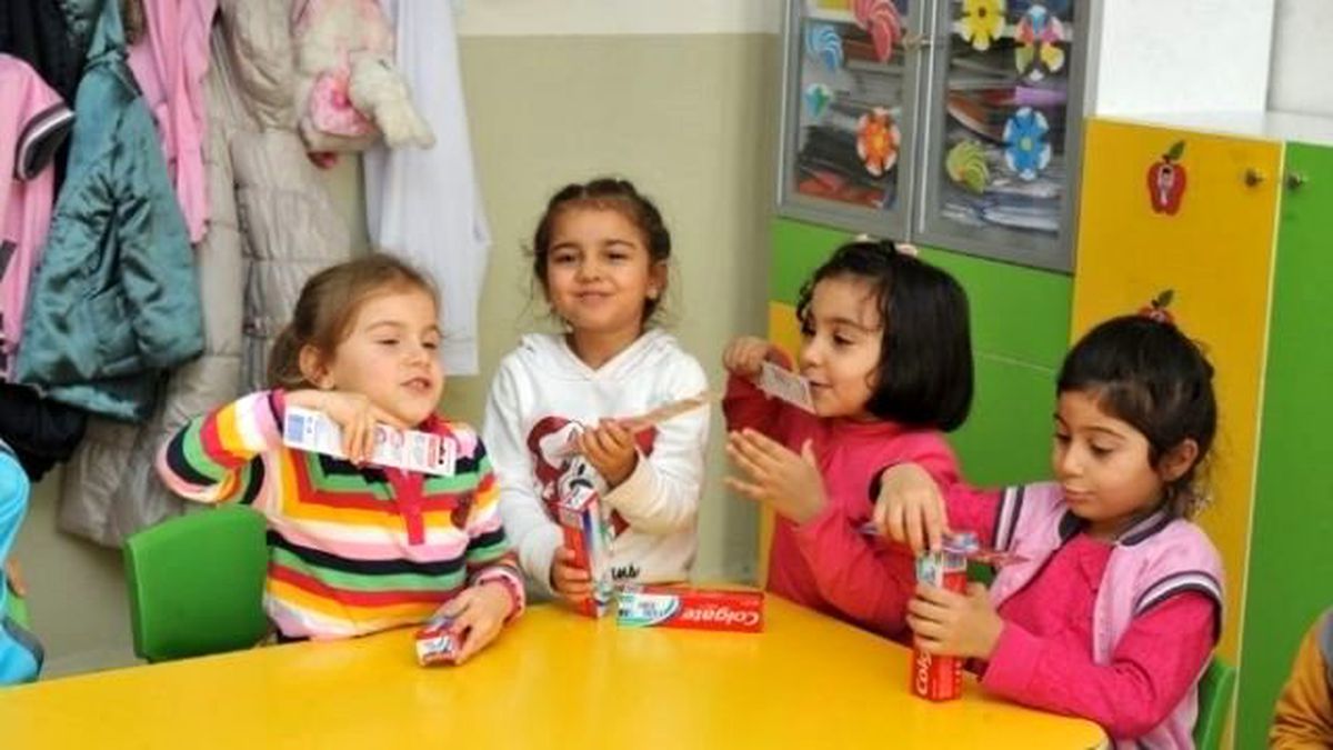 Buca\'da Anaokulu Öğrencilerine Diş Sağlığı Eğitimi Veriliyor