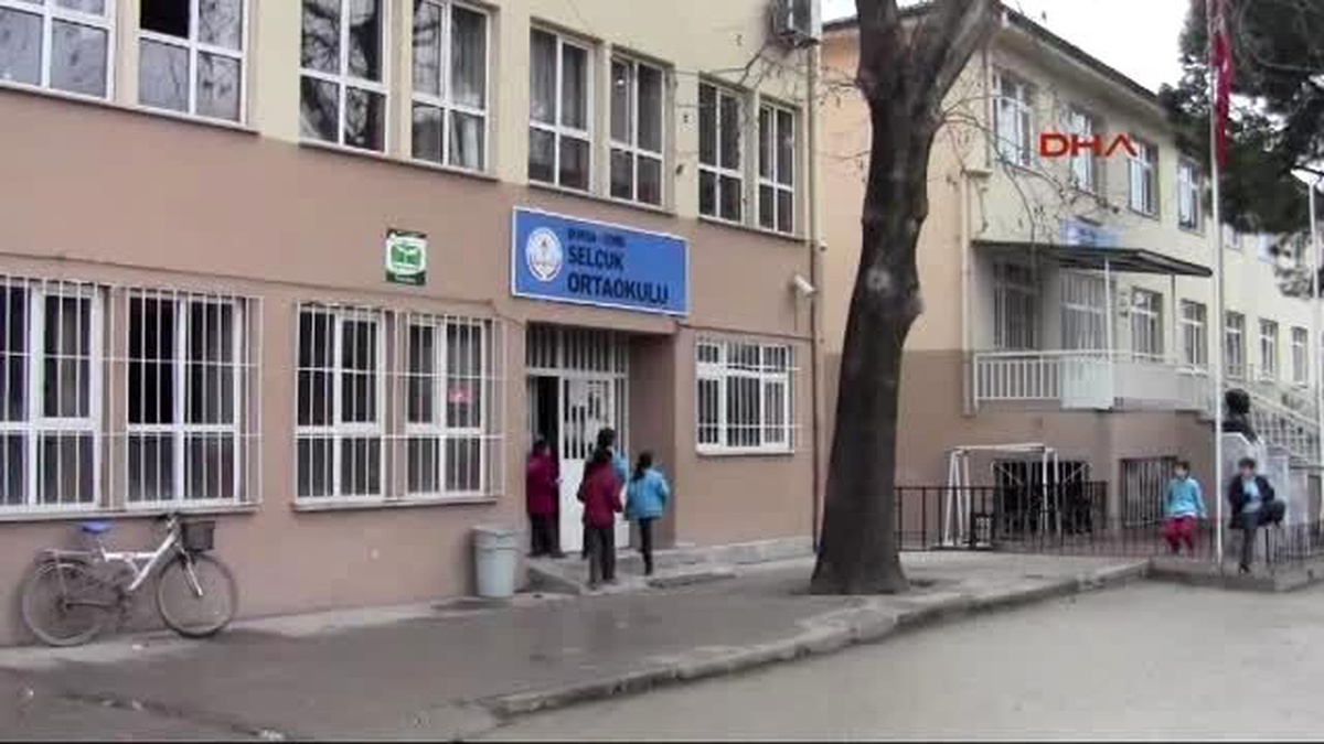 Bursa 6\'ncı Sınıf Öğrencisine Öğretmenden Taklit Dayağı