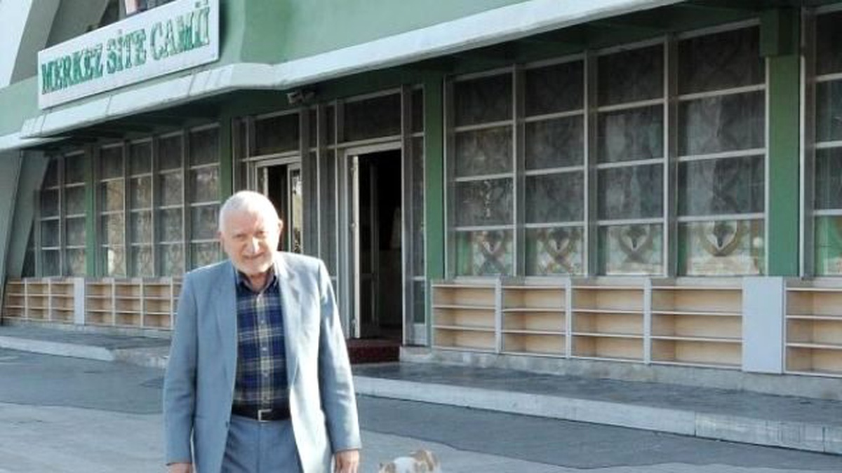 Camiye de Yanından Ayrılmayan Kedilerle Gidiyor