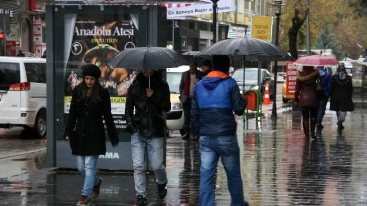 Diyarbakır Güne Yağmurla Başladı