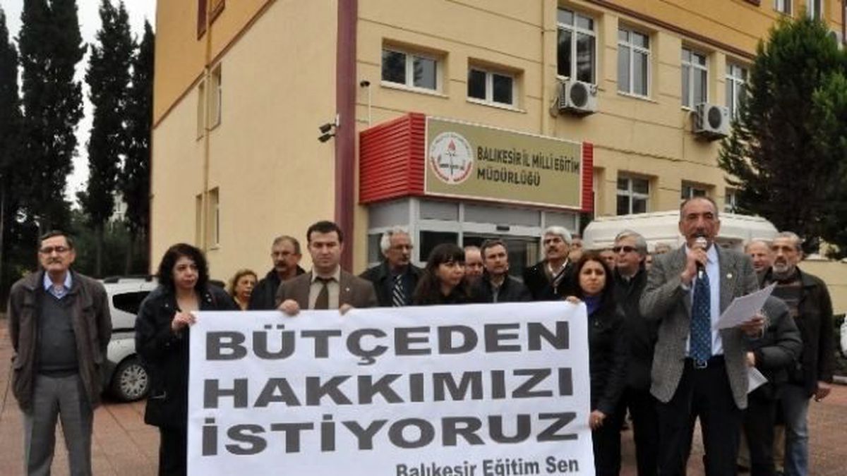 Balıkesir Eğitim-Sen\'den Milli Eğitim Önünde Eylem