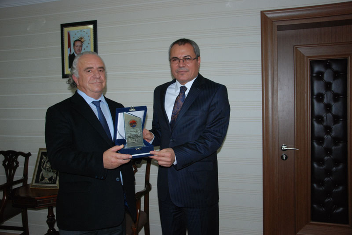 Hayırsever İş Adamına Validen Teşekkür Plaketi