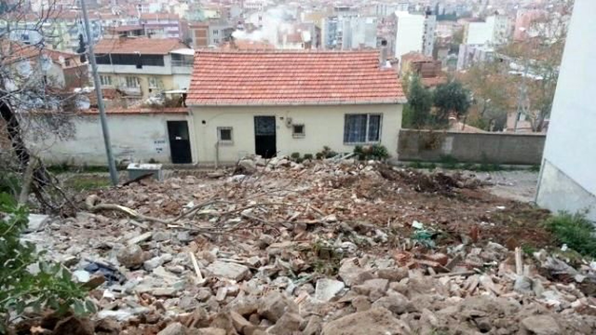 Karesi\'de Kaçak Yapılar Yıkılıyor