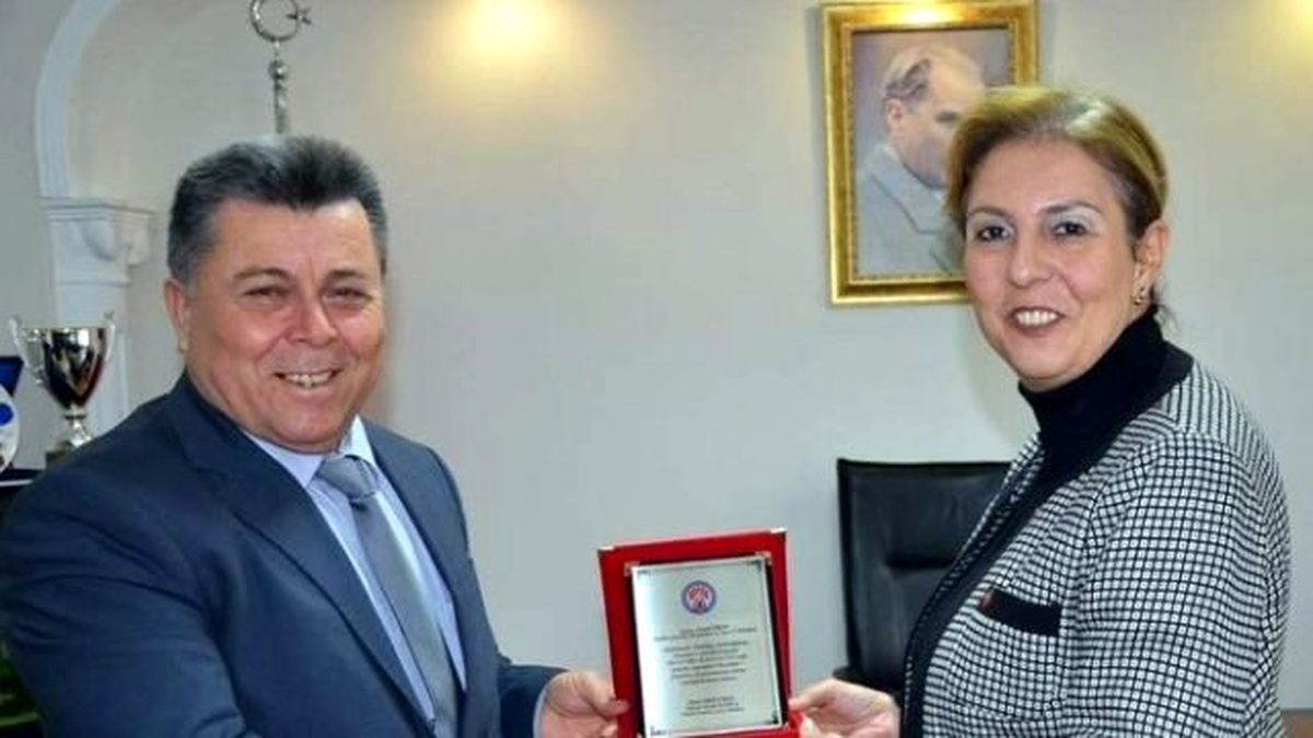 Kız Meslek Lisesinden Zeynel Akın\'a Teşekkür Plaketi