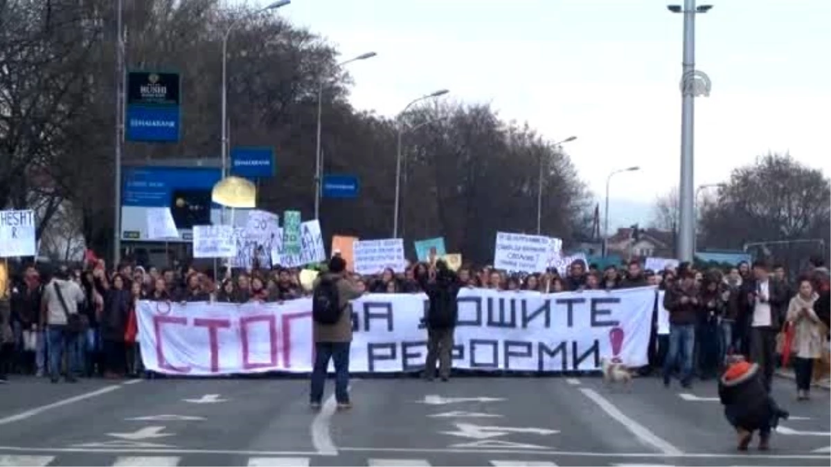Makedonya\'da Öğrenci Protestosu