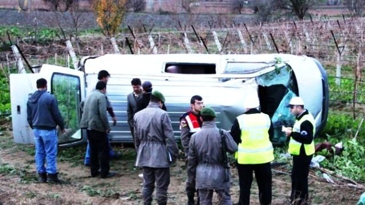 Minibüs Üzüm Bağına Devrildi: Bir Ölü, Üç Yaralı