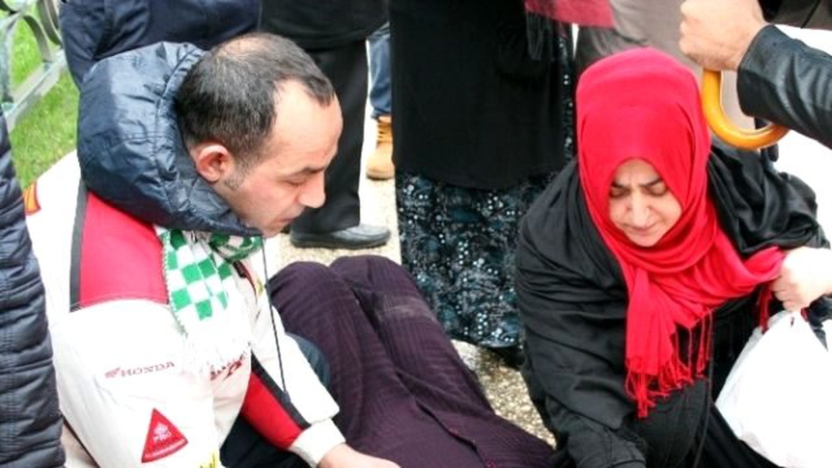 Motosikletiyle Çarptığı Yaşlı Kadının Başından Ambulans Gelene Kadar Ayrılmadı