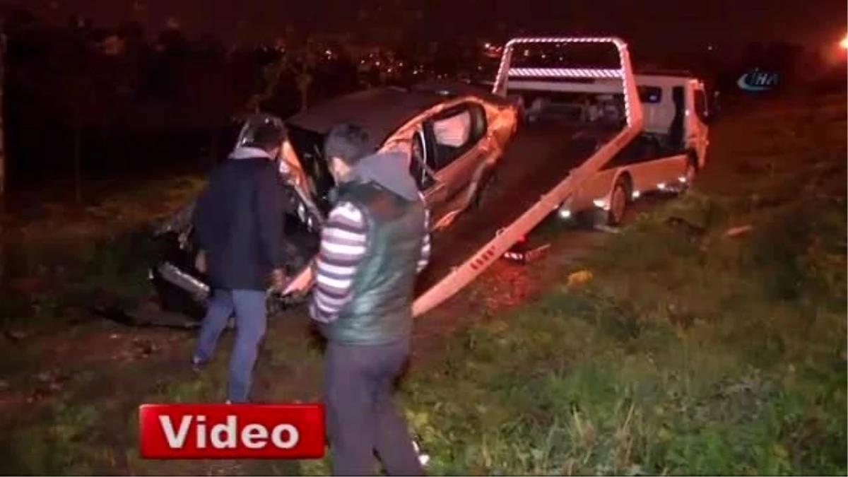 İzmir\'de Polisten Kaçan Otomobil Ağaçlık Alana Uçtu: 2 Yaralı