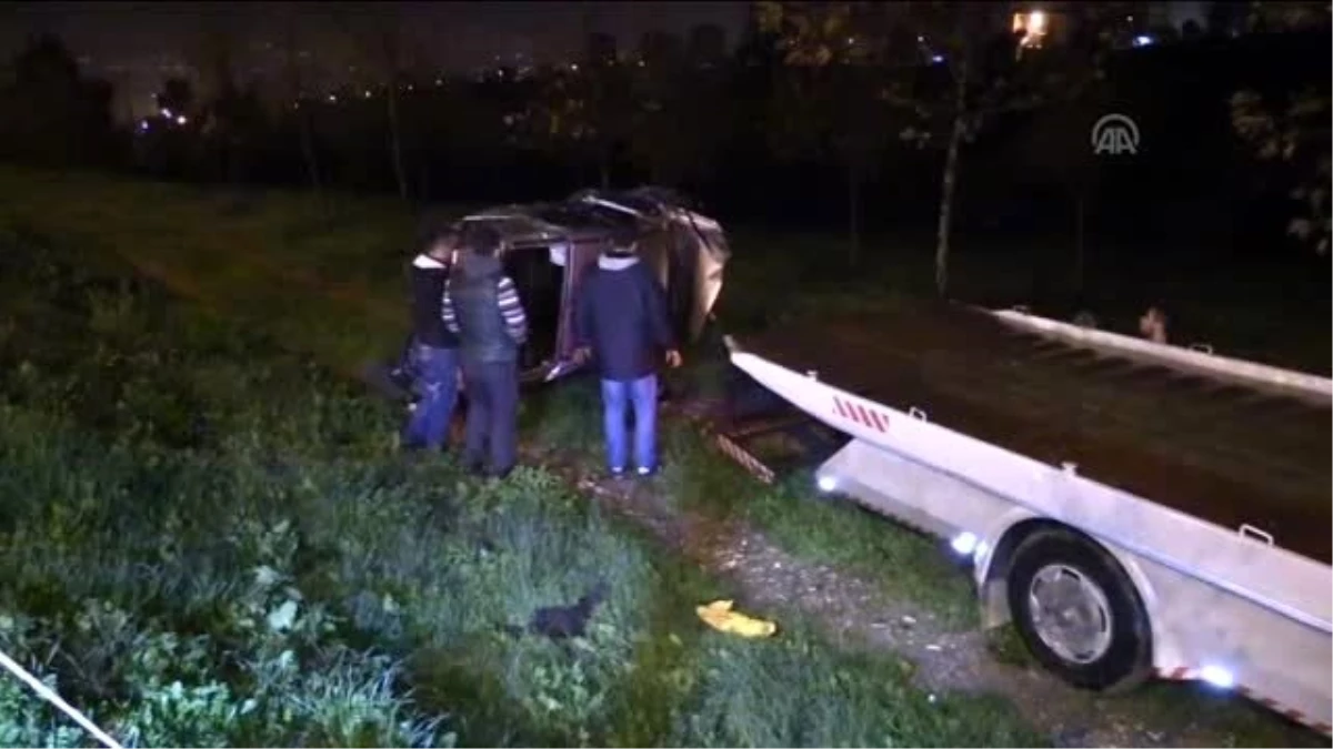 İzmir\'de Polisten Kaçan Şüpheli Kaza Yaptı: 2 Yaralı