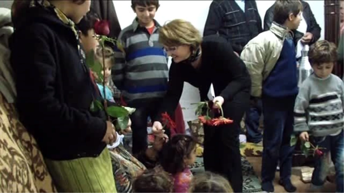 Suriyeli Kadınlara Çiçek, Çocuklara Oyuncak Dağıtıldı