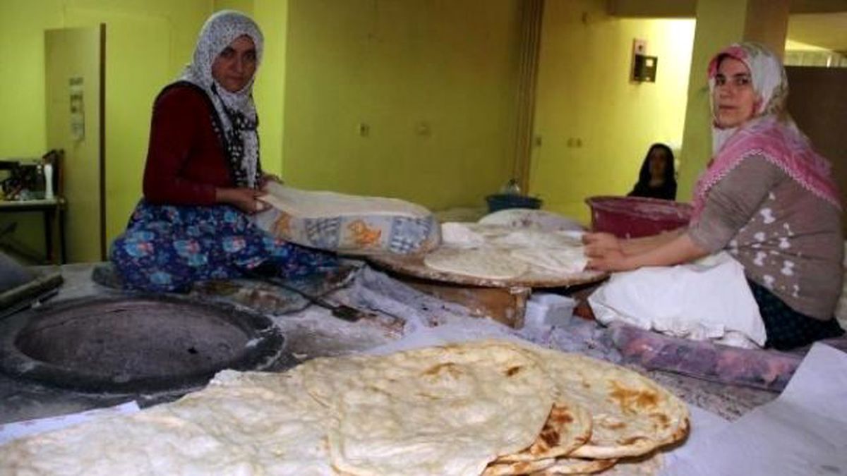 Erzurum\'da Tandır Ekmeği Pişirip Satıyor