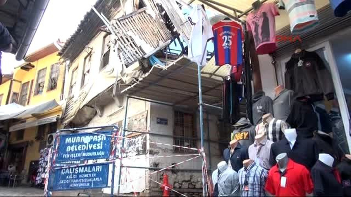Tarihi Konak Tehliye Saçıyor