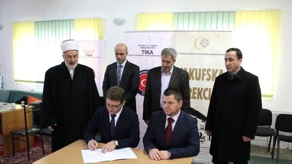 Tika, Bosna Hersek\'te Vakıf Arazilerine Ceviz Ağacı Dikiyor