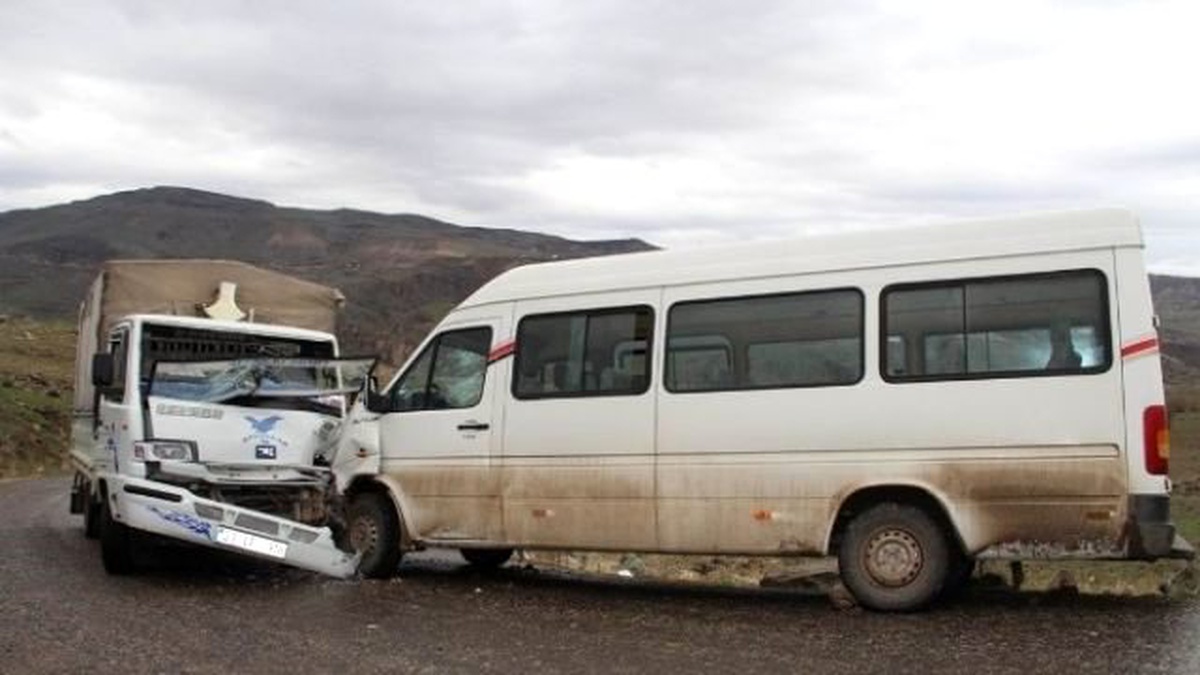 Tunceli\'de Öğrencileri Taşıyan Araç Kaza Yaptı: 2 Yaralı