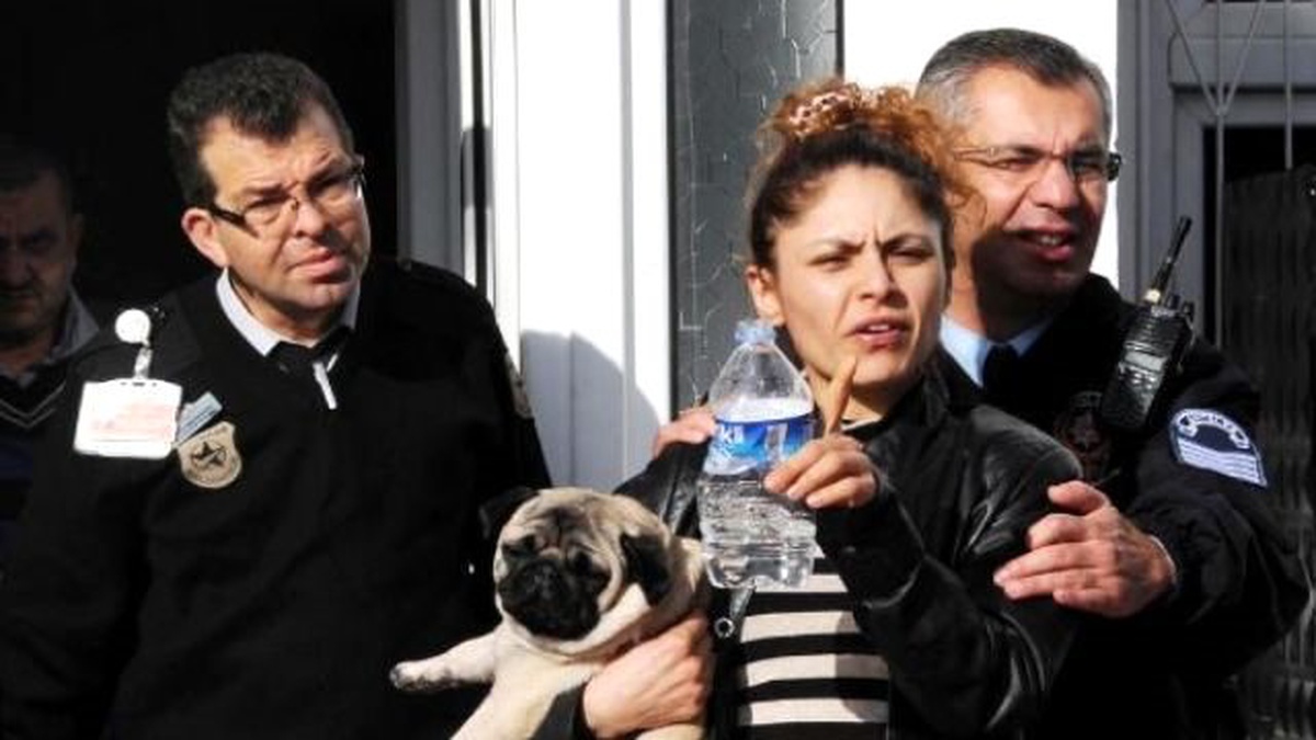 Uyuyan Arkadaşına Vazoyla Saldırdı, Köpeğiyle Gözaltına Alındı