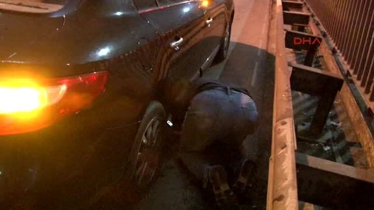Yola Saçılan Falçatalar Onlarca Aracın Lastiğini Patlattı; Haliç Köprüsü Trafiğe Kapandı