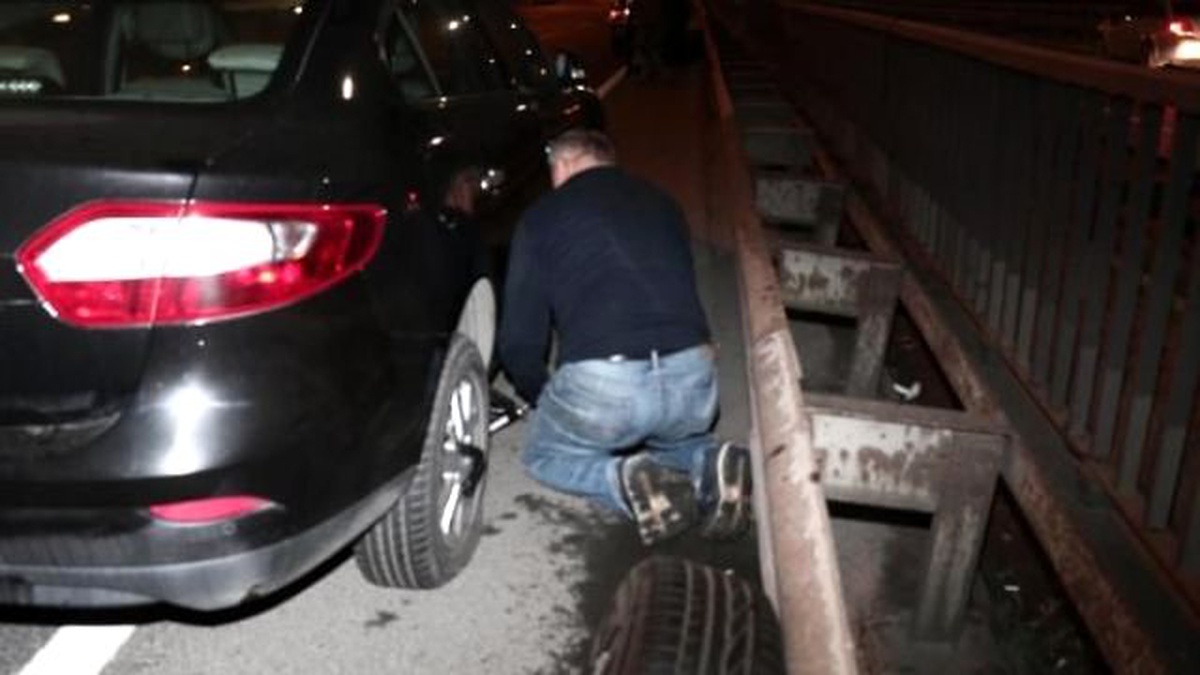 Yola Saçılan Falçatalar Onlarca Aracın Lastiğini Patlattı; Haliç Köprüsü Trafiğe Kapandı- 1