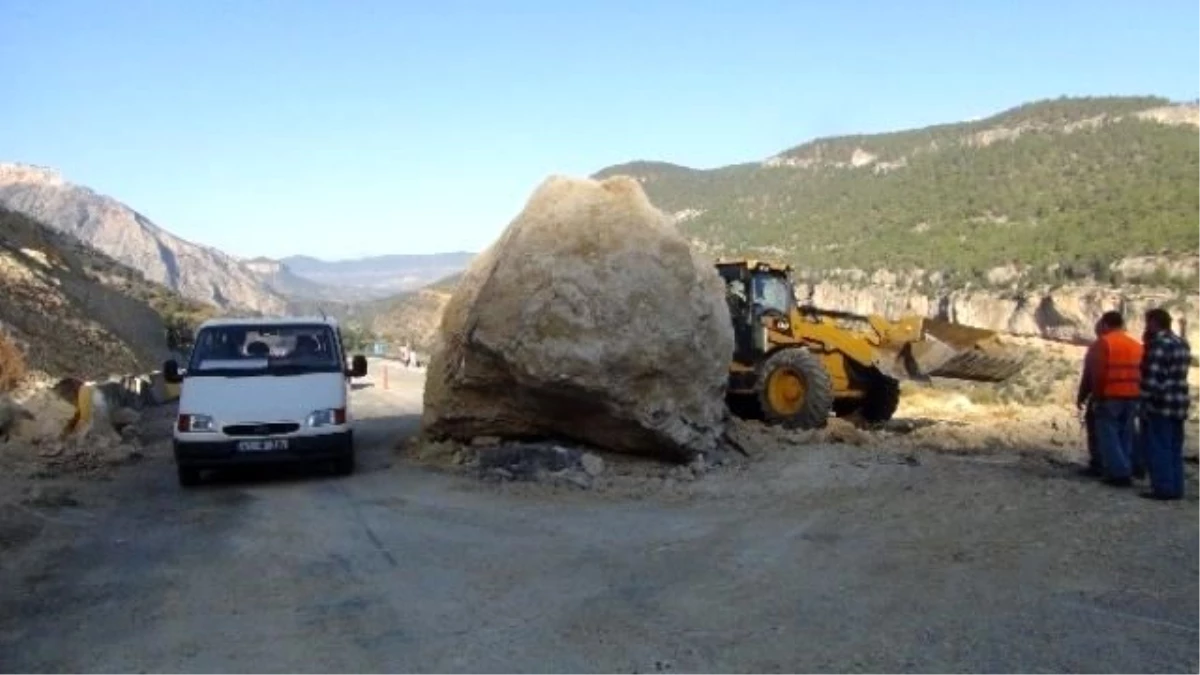 100 Tonluk Kaya Karayoluna Yuvarlandı