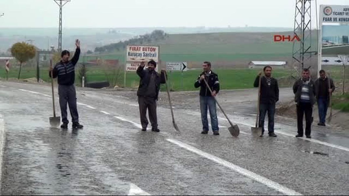Adıyaman\'da Taşeron İşçiler Yol Kapattı