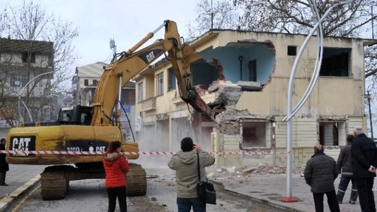 Akçakoca\'da Köprü İçin Bina Yıkımı Başladı