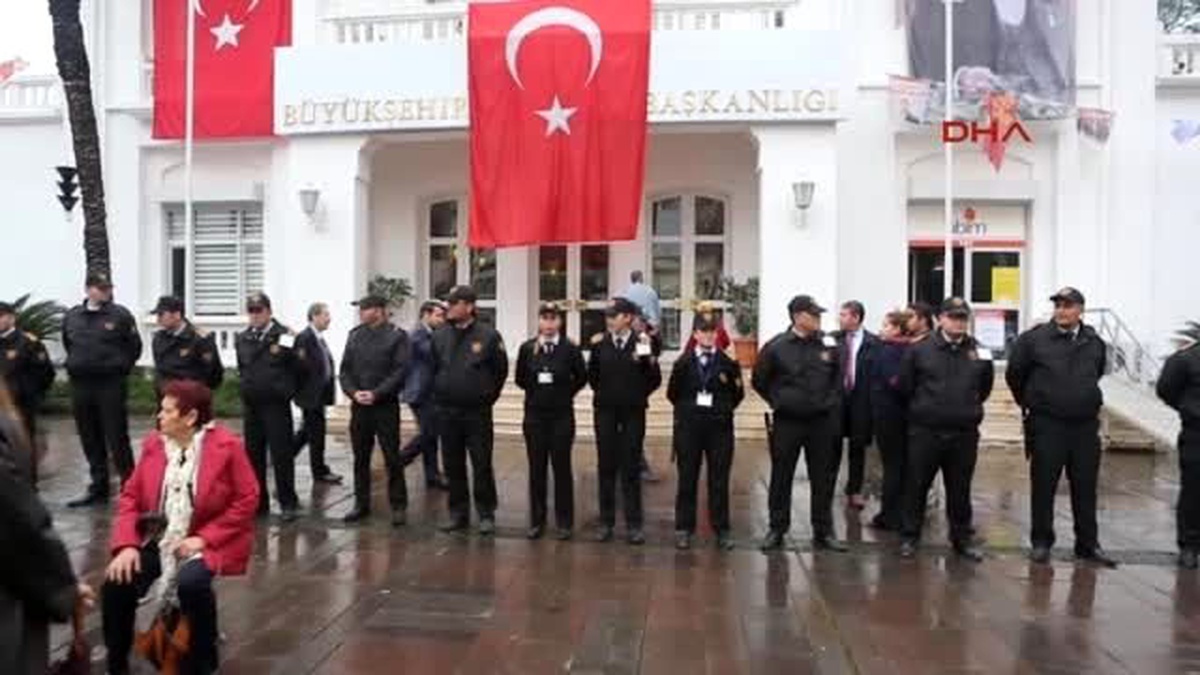 Antalya CHP\'li Kadınlardan \'Üstsüz Güneşlendiler\' Protestosu