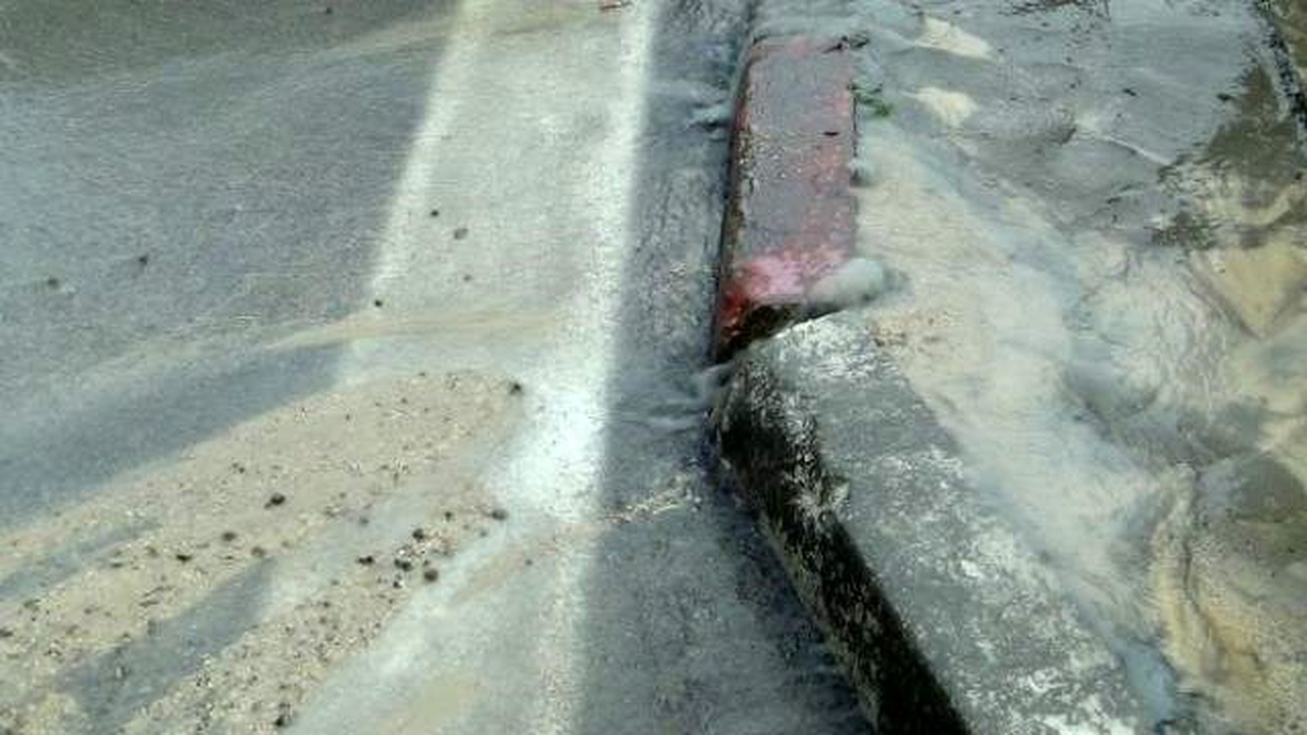Asfalttan Fışkıran Su Trafiği Olumsuz Etkiledi