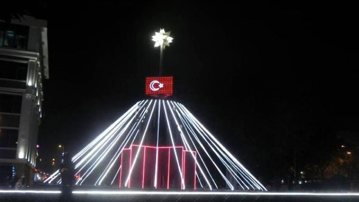 Avcılar\'a Yılbaşı Işığı Erken Geldi