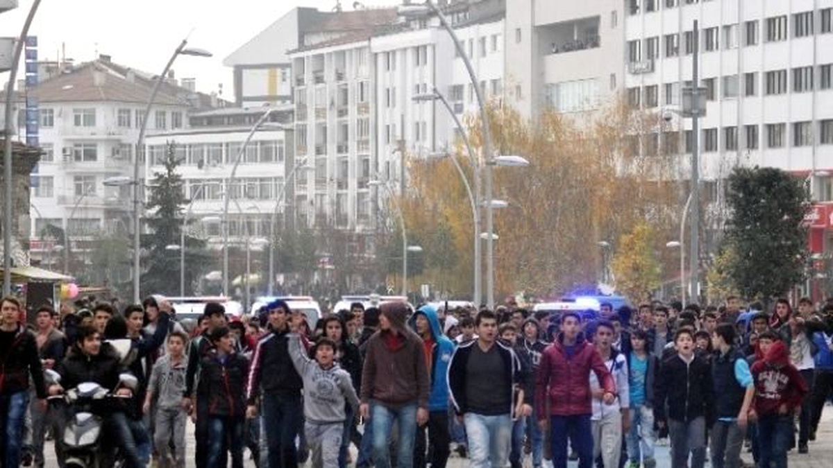 Bolu\'da Lise Öğrencileri Okul Basmaya Kalktı