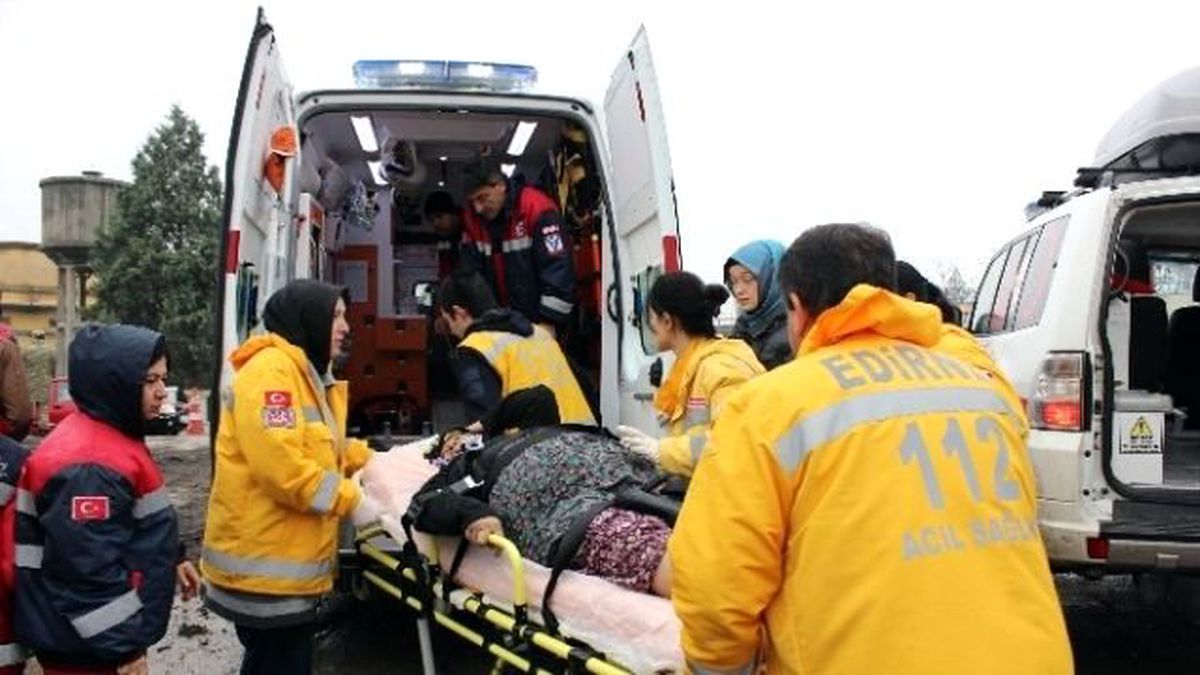 Edirne\'nin Karaağaç Mahallesi\'ndeki Hastalar Paletli Ambulansla Kent Merkezine Nakil Ediliyor