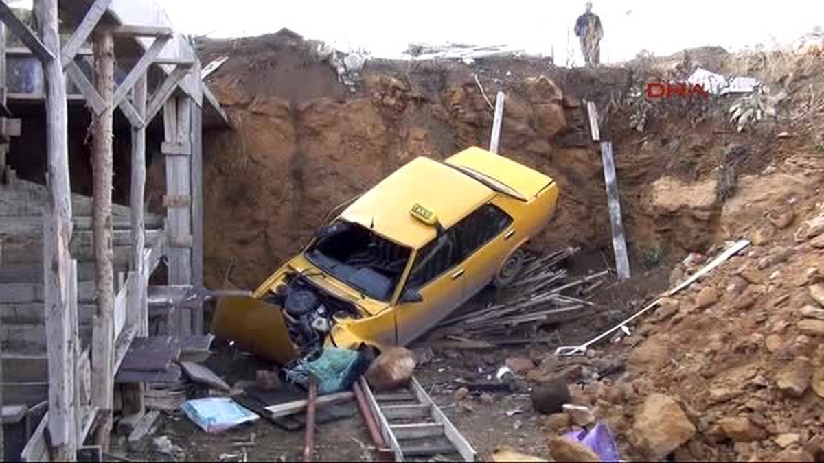 Eşini Saglık Ocağı\'na Götürürken Taksiyi İnşaat Çukuruna Düşürdü