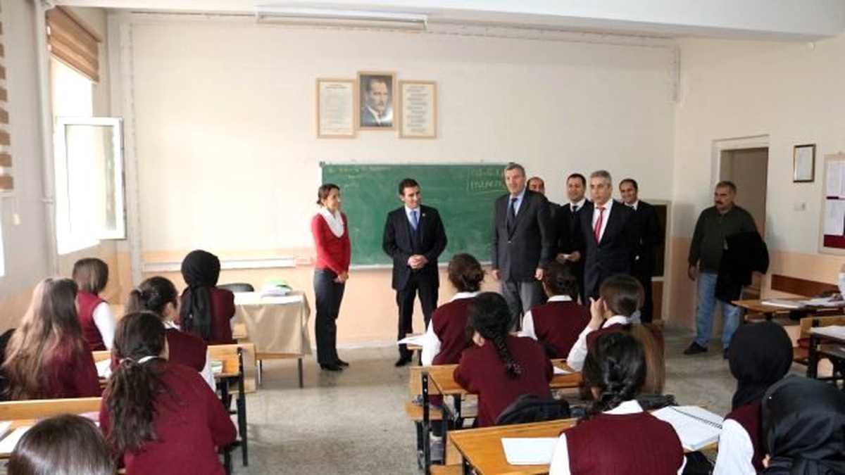 Fakir Öğrencilere Mont ve Ayakkabı Yardımı