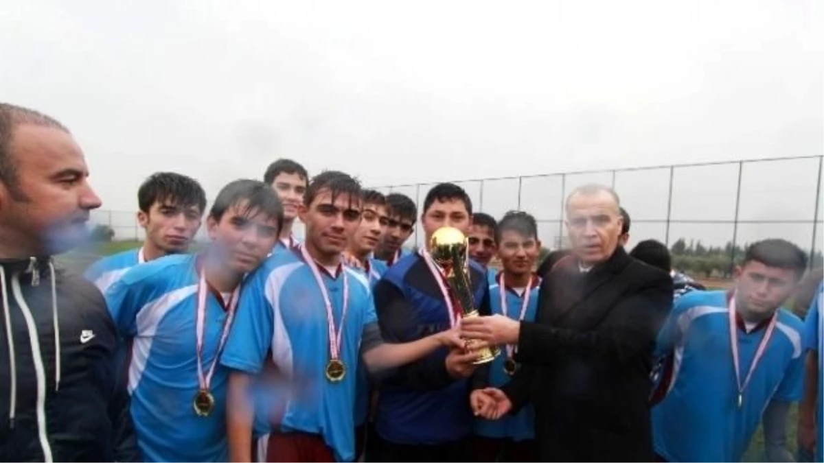 Genç Erkeklerde Futbolun Şampiyonu Endüstri Meslek Lisesi Oldu